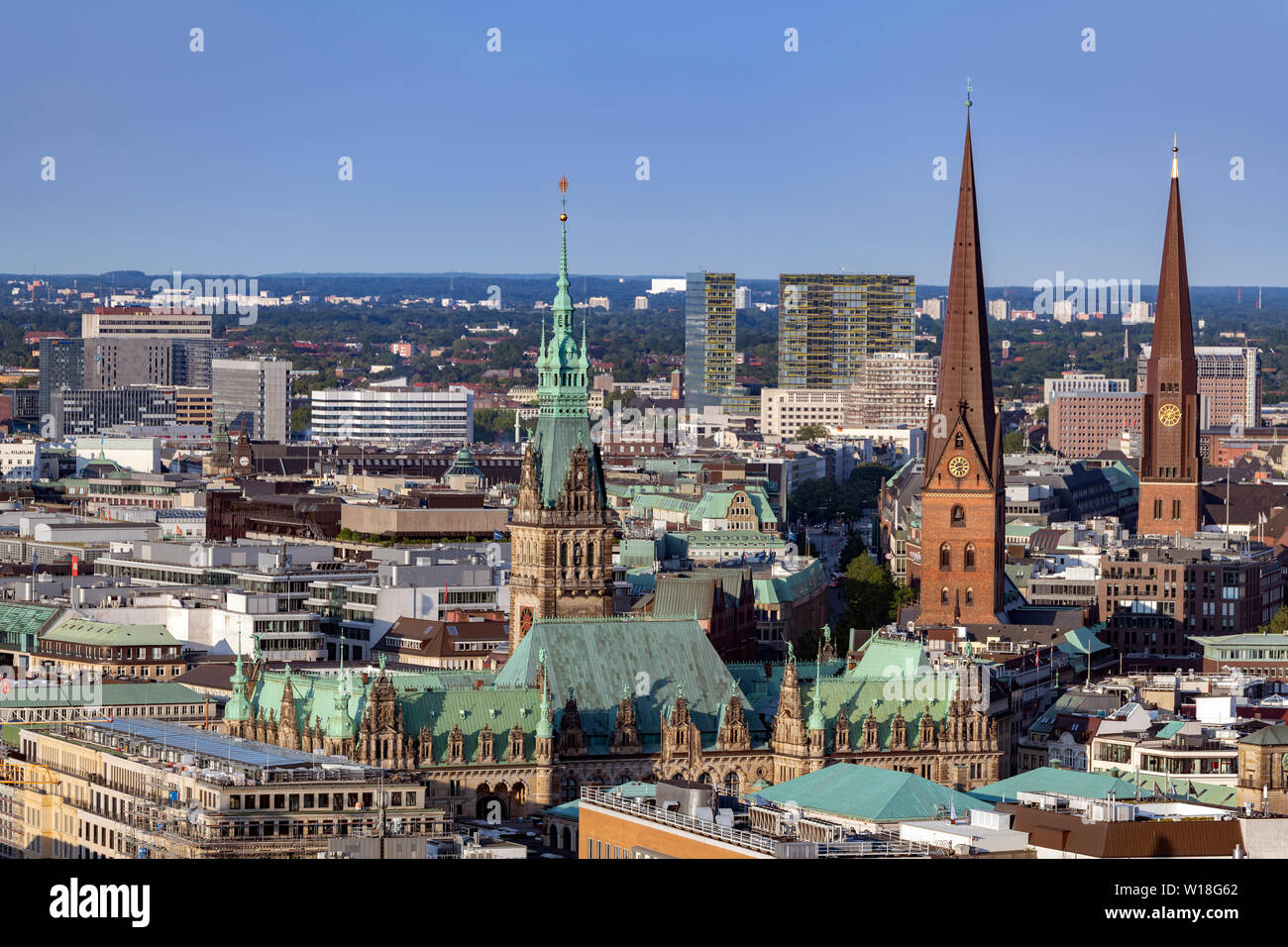 Das Rathaus Hamburg mit den Kirchen St. Petri und St. Jakobi Stock Photo