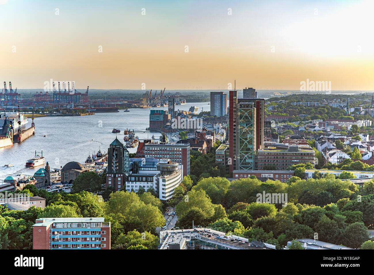 Blick auf die Elbe mit St. Pauli Landungsbrücken, Atlantic-Haus, Tollerort, Blohm + Voss Stock Photo