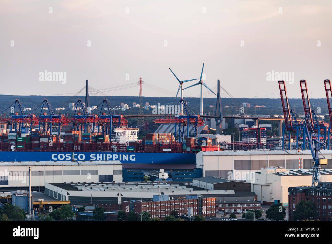Containerterminal Tollerort mit einem Schiff von Cosco Shipping und der Köhlbrandbrücke Stock Photo
