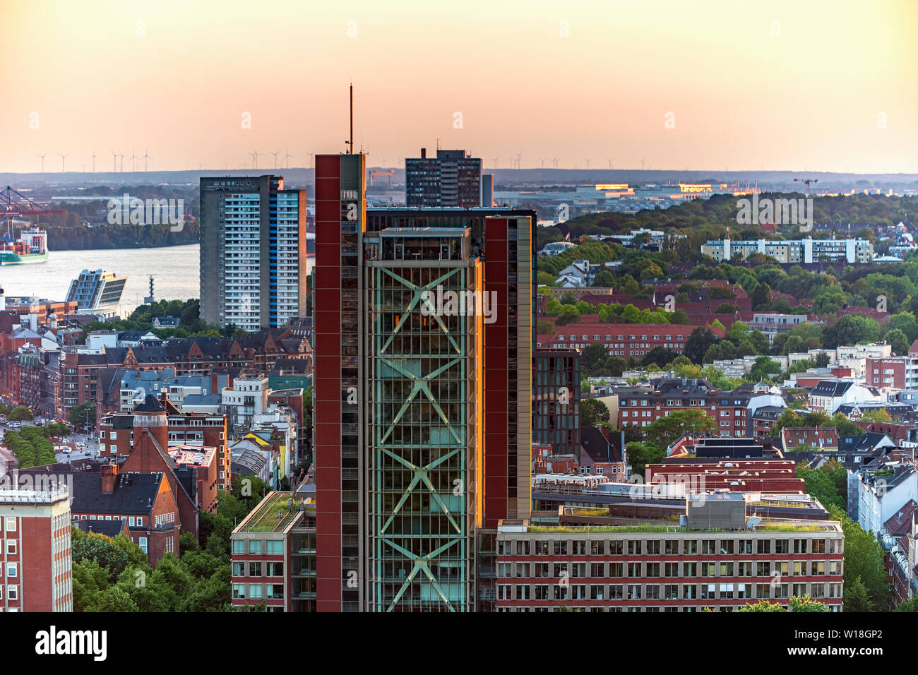 Das Atlantic-Haus in Hamburg und Blick auf die Elbe Stock Photo