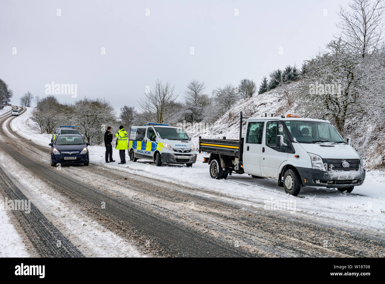 Police advising motorists of hazardous driving conditions on the North York Moors Stock Photo