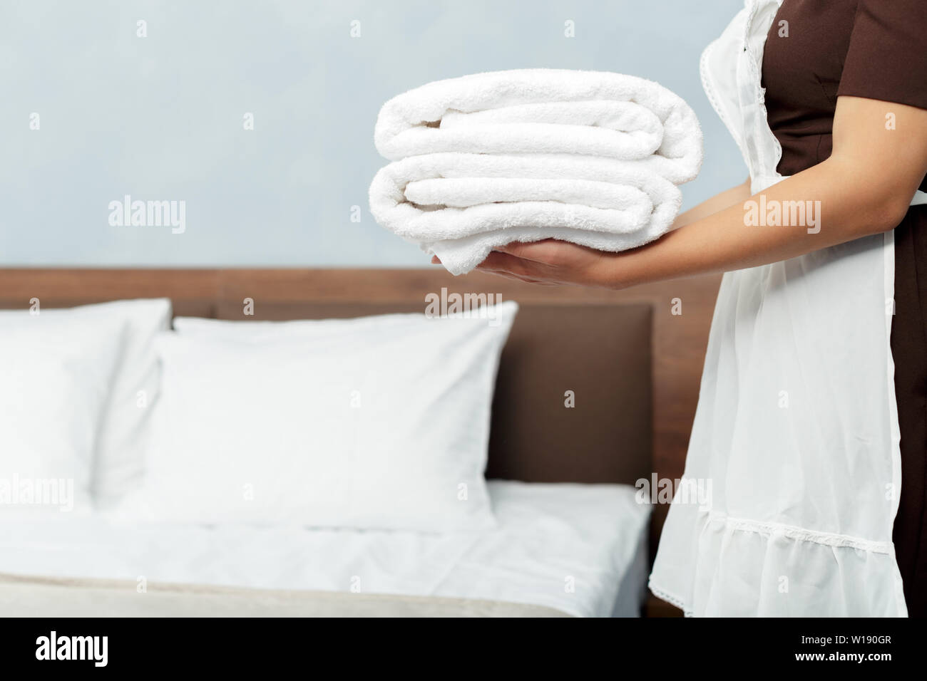 Maid with fresh clean towels during housekeeping in a hotel room Stock Photo Alamy