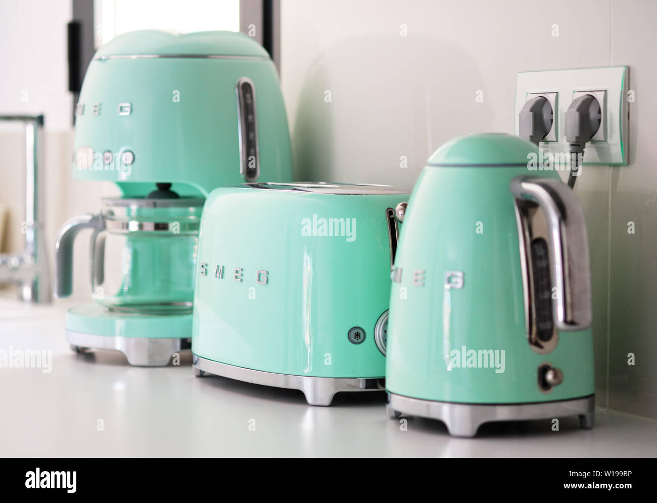 bouilloire SMEG avec fond de cuisine blanc Photo Stock - Alamy