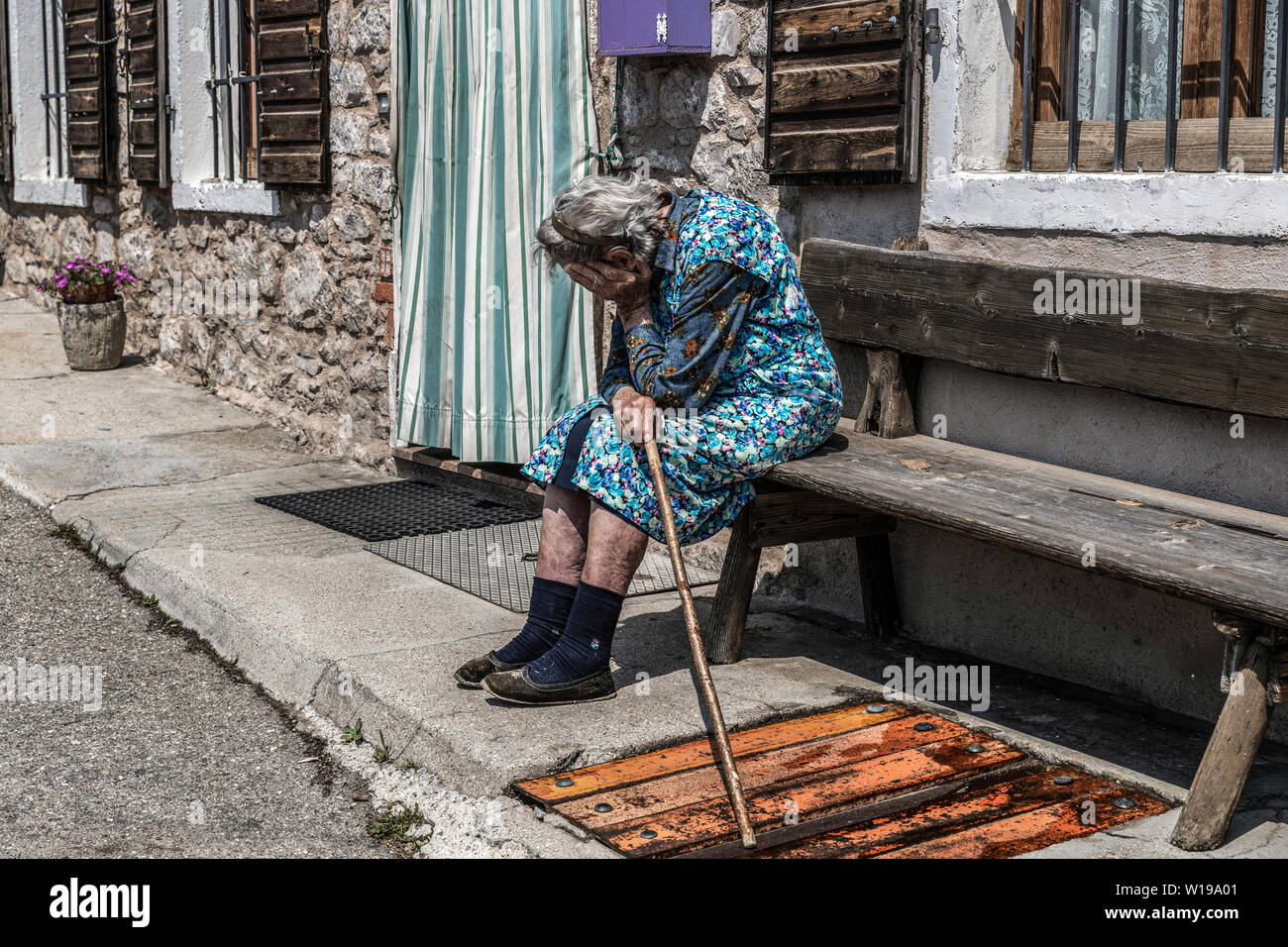 Italy Friuli Valcelline Casso - A survivor bursts into tears at the memory of the Vajont tragedy Stock Photo