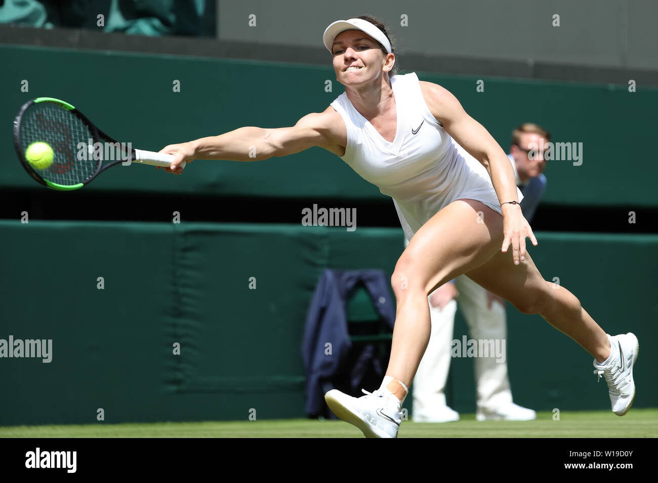 Action against simona halep hi-res stock photography and images - Page 10 -  Alamy