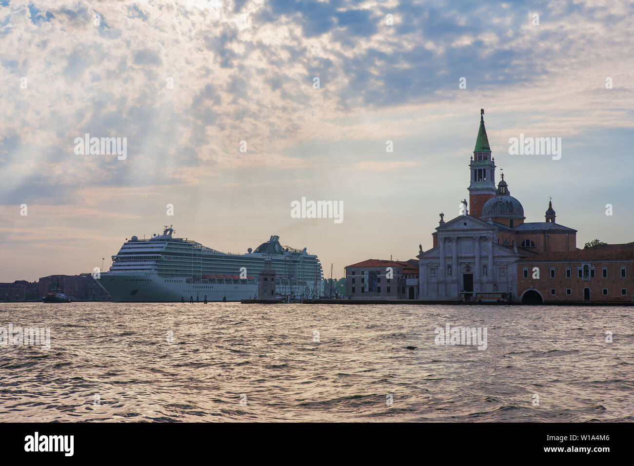A huge cruise liner in the Canale di San Marco dwarfs the Chiesa di San Giorgio Maggiore, Venice, Italy Stock Photo