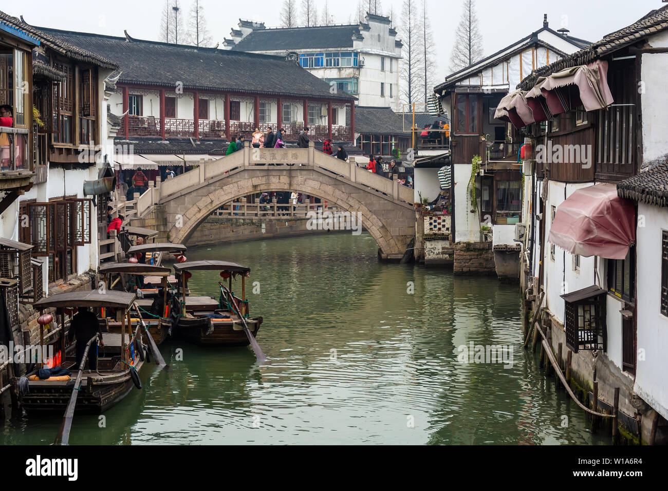 Shanghai waterfront boats hi-res stock photography and images - Alamy