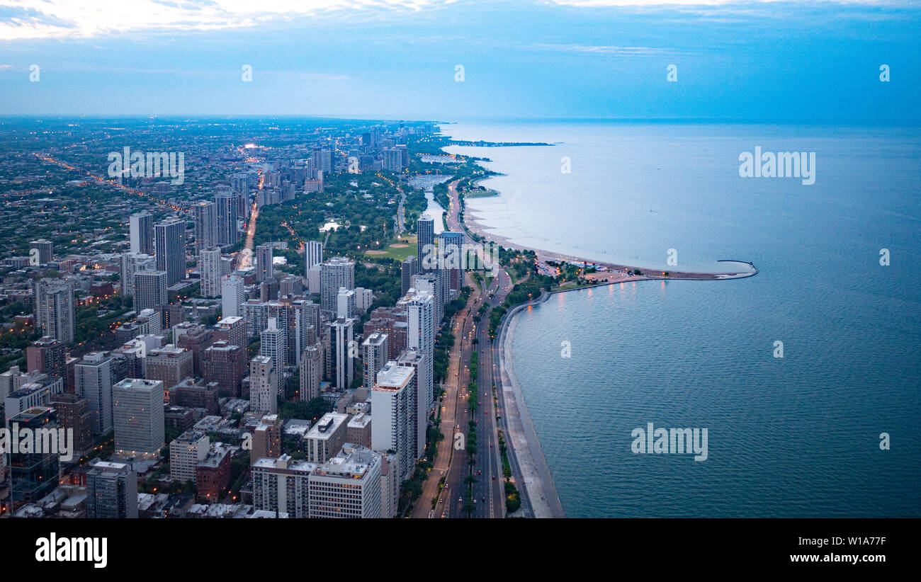 Aerial view over the lake shore and beaches of Chicago - CHICAGO, USA ...