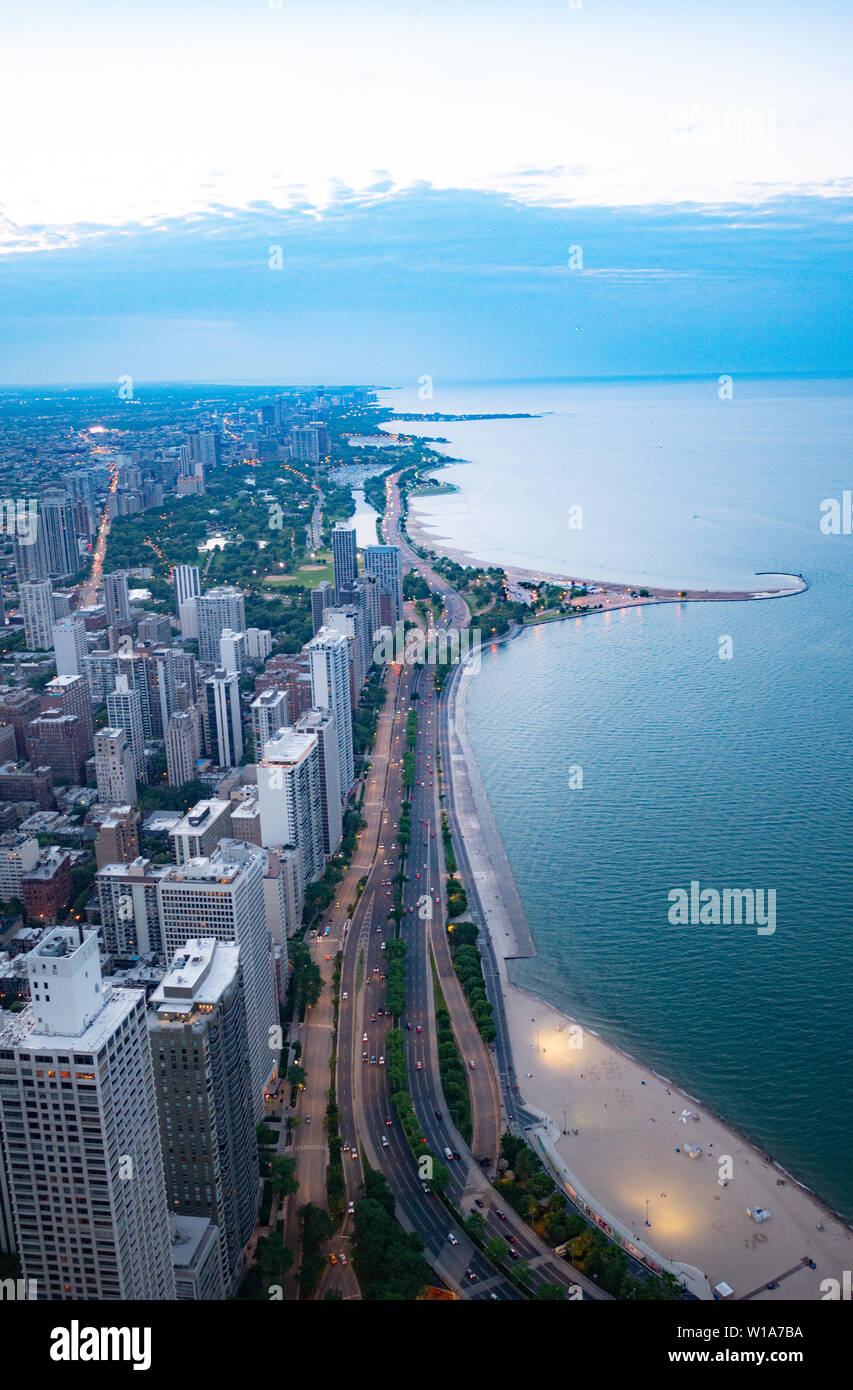 Aerial view over the lake shore and beaches of Chicago - CHICAGO, USA ...