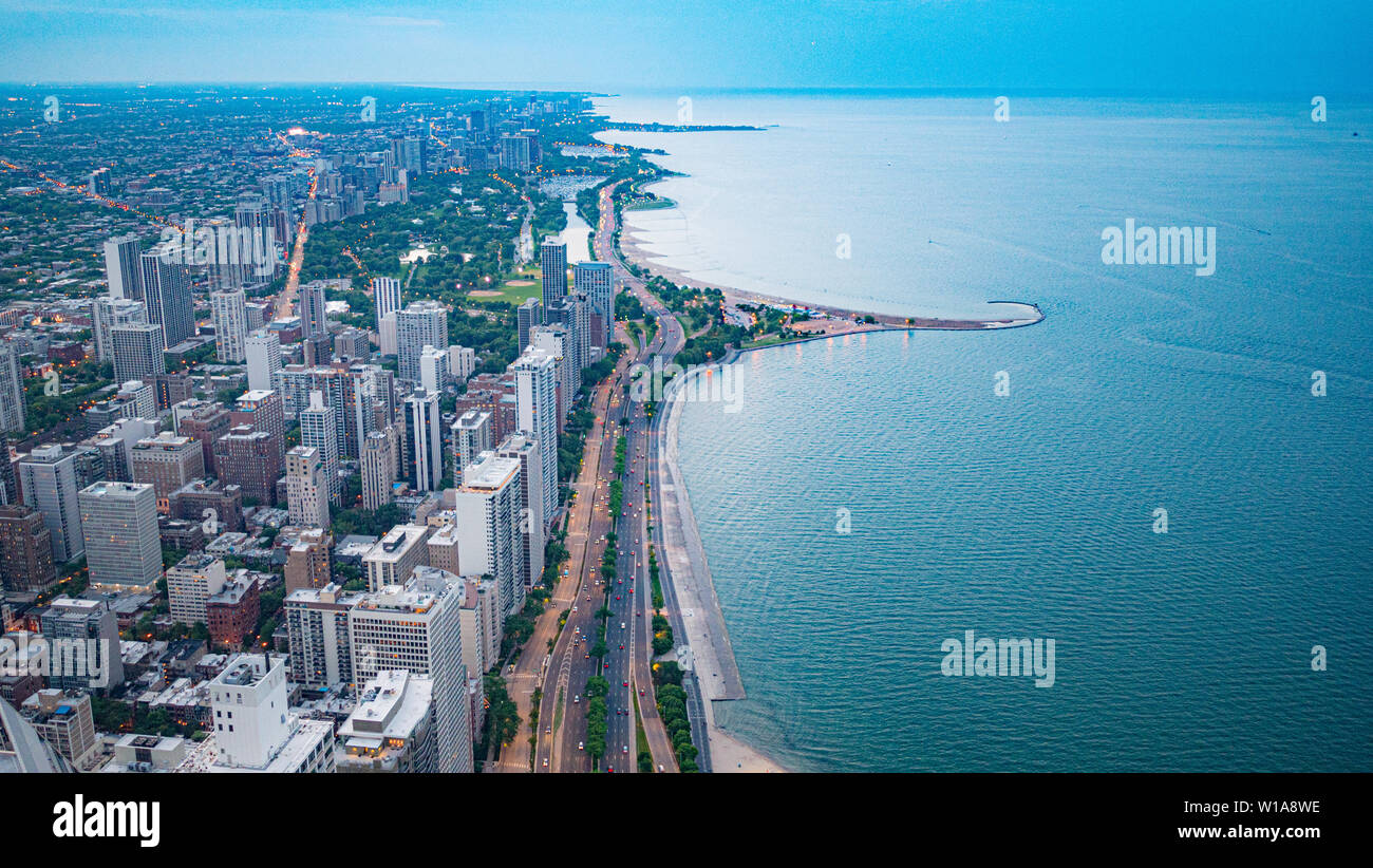 Aerial view over the lake shore and beaches of Chicago - CHICAGO, USA ...