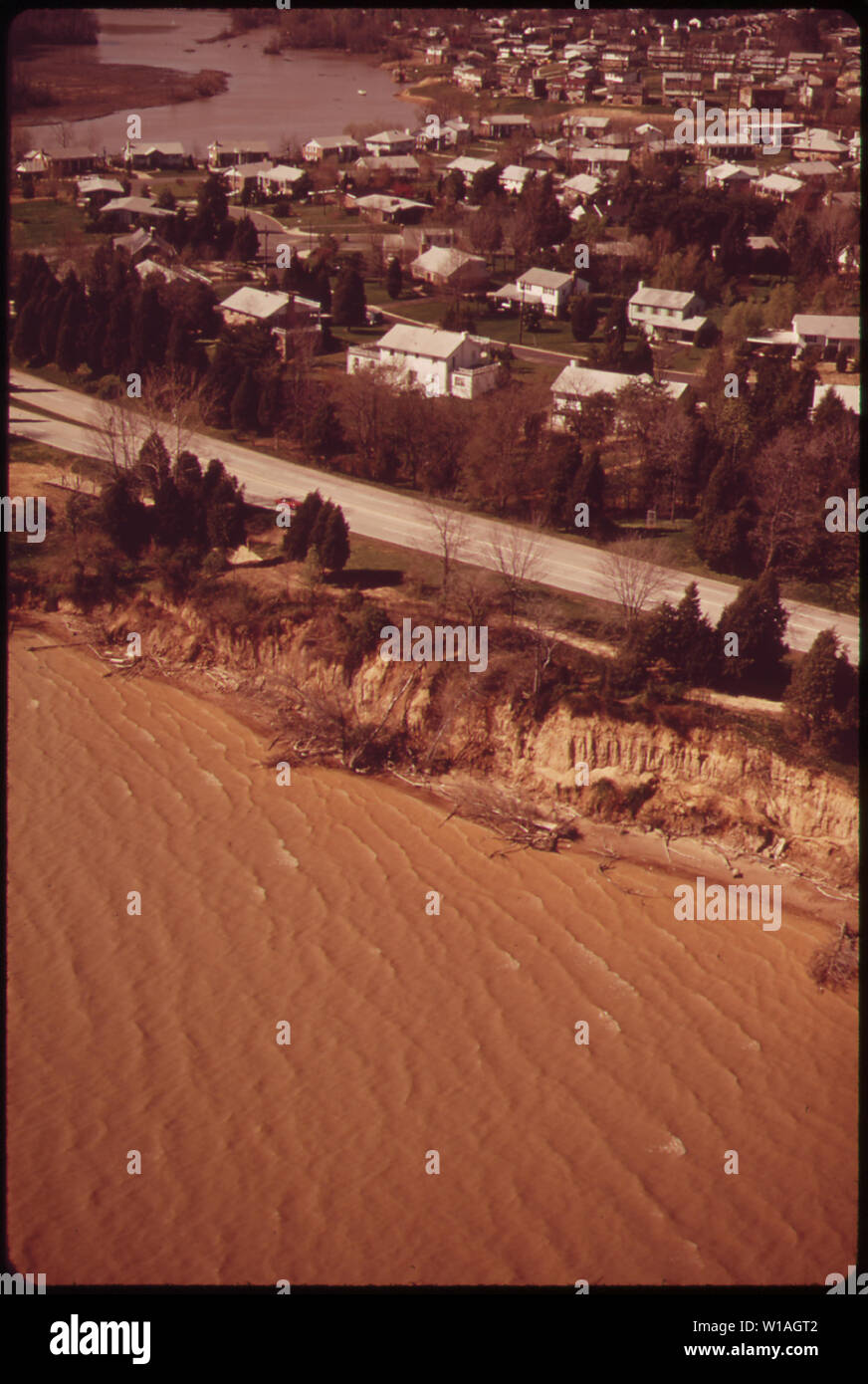 AERIAL VIEW OF POTOMAC SHORELINE IN MT. VERNON AREA DISCOLORATION OF THE RIVER IS A RESULT OF SOIL EROSION AND SILTATION Stock Photo