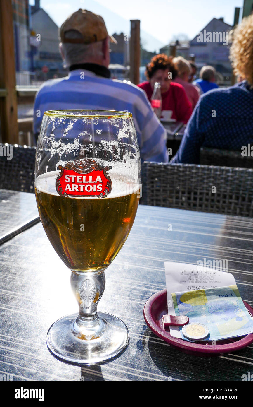 Image de verres à bière, trèfle et drapeau de l'irlande sur fond de bois  Photo Stock - Alamy