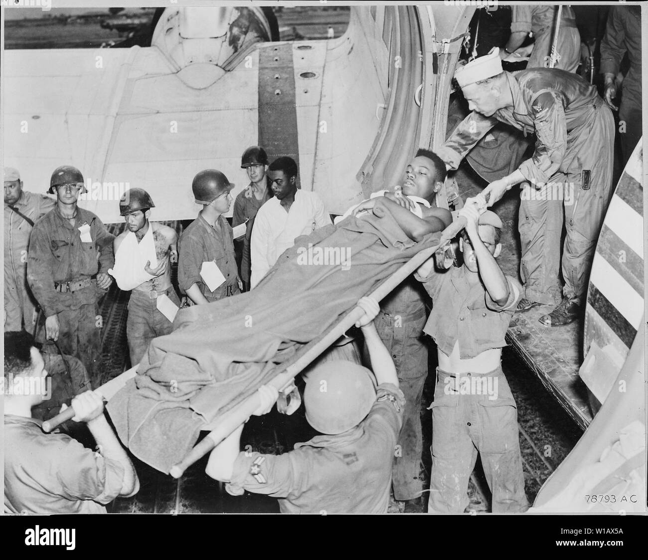 Evacuation wounded soldiers hi-res stock photography and images - Alamy