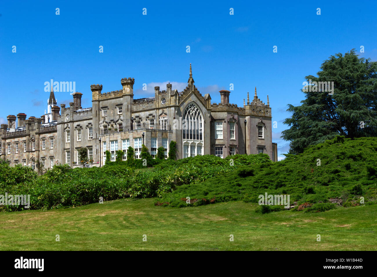 Sheffield Park and Gardens, bridge and waterfall Stock Photo Alamy