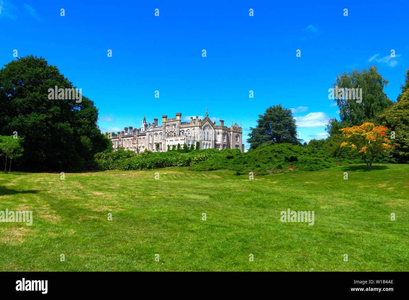 Sheffield Park and Gardens, bridge and waterfall Stock Photo Alamy