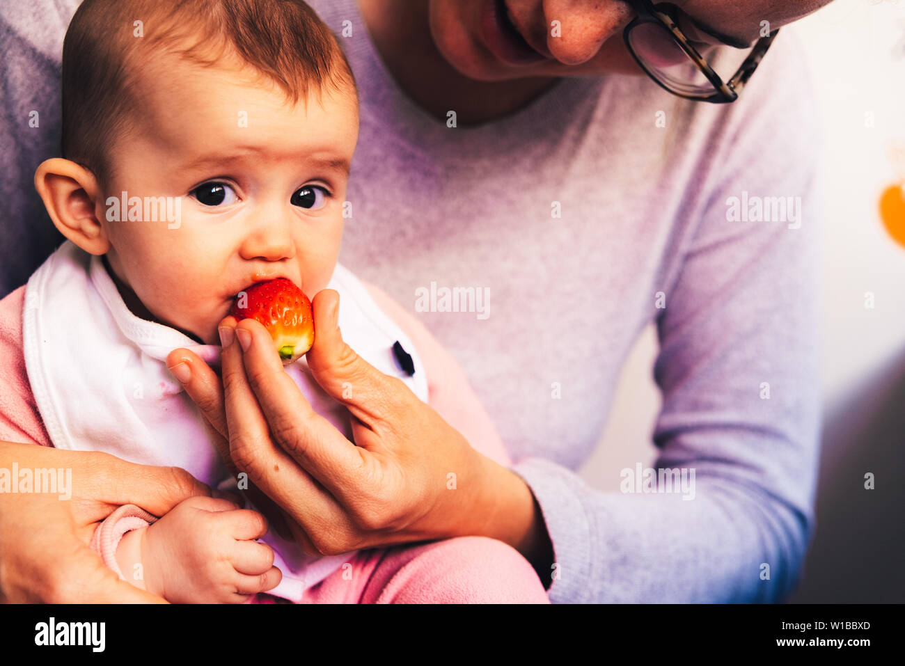 Baby of 4 months starting to try their first foods using the technique