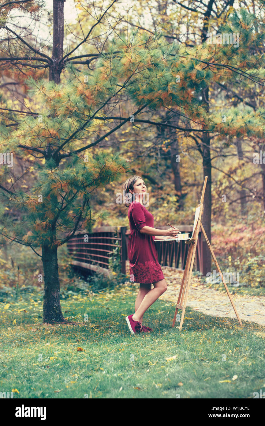Female smiling outdoors easel hi-res stock photography and images - Alamy