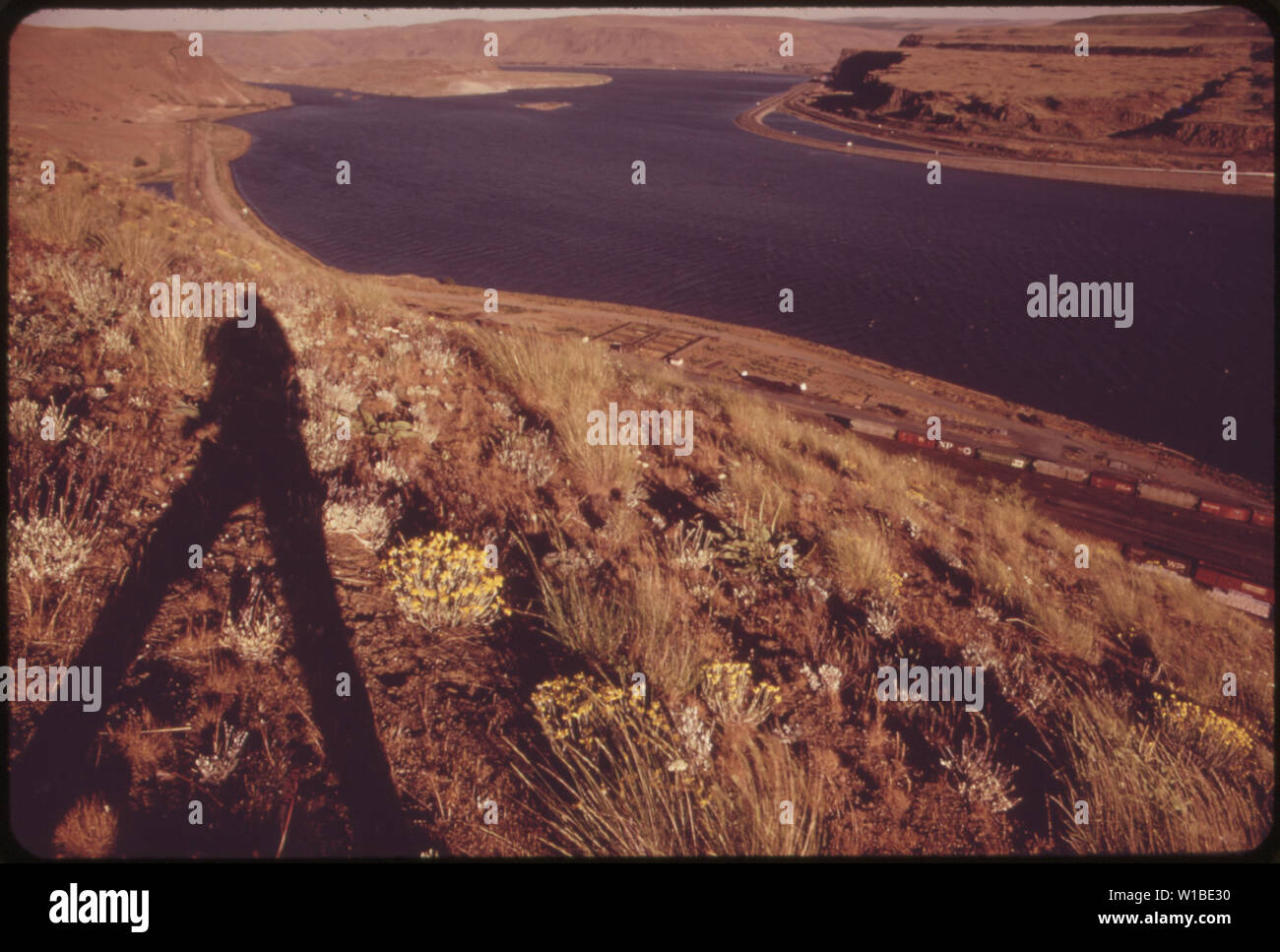 COLUMBIA RIVER AT WISHRAM, WASHINGTON, OVERLOOKING RAILROAD Stock Photo Alamy
