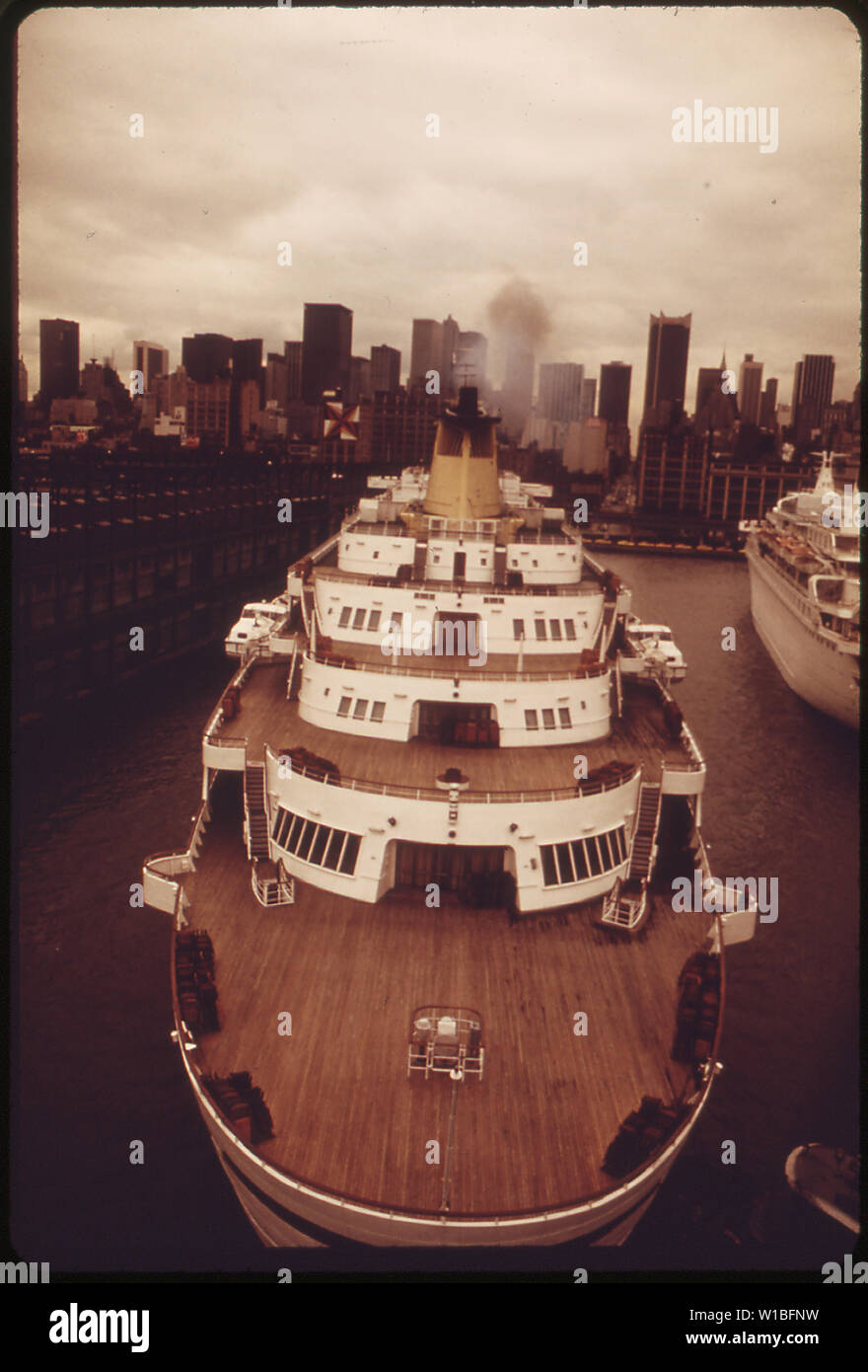 CRUISE SHIP IN NEW YORK HARBOR Stock Photo Alamy
