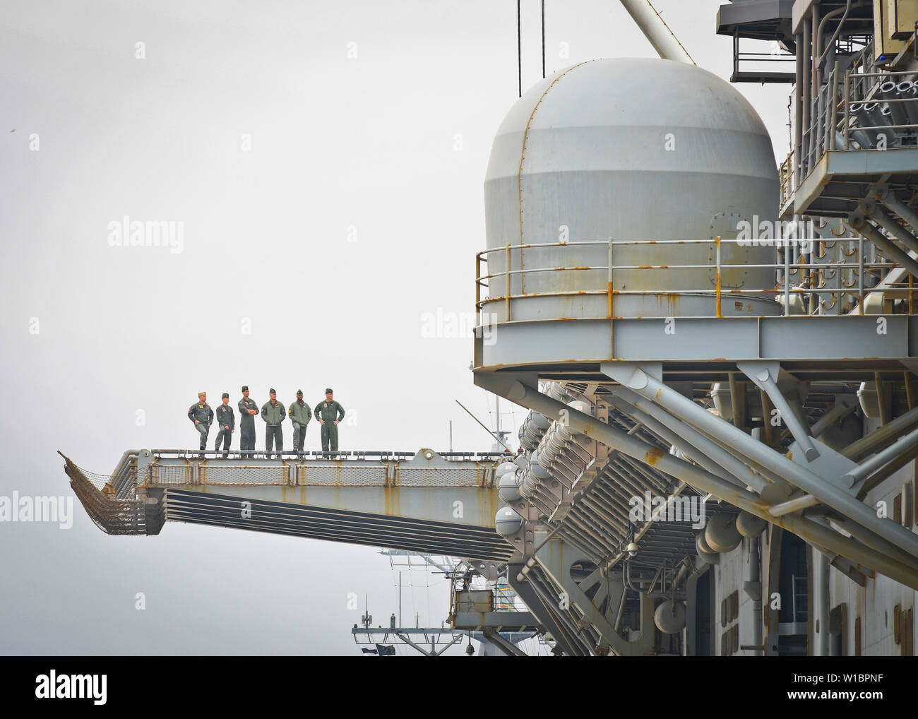 190630-N-KH151-0654 NAVAL STATION ROTA, Spain (June 30, 2019) Sailors aboard the Wasp-class amphibious assault ship USS Kearsarge (LHD 3) observe as the ship arrives for a port visit at Naval Station (NAVSTA) Rota, Spain. NAVSTA Rota sustains the fleet, enables the fighter and supports the family by conducting air operations, port operations, ensuring security and safety, assuring quality of life and providing the core services of power, water, fuel and information technology. (U.S. Navy photo by Mass Communication Specialist 2nd Class Eduardo Otero) Stock Photo