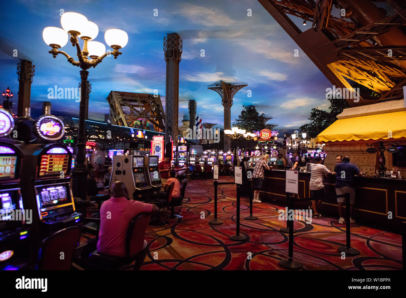 Una fuente de fuera se almacena dentro del Paris Hotel y Casino en Las Vegas  Fotografía de stock - Alamy