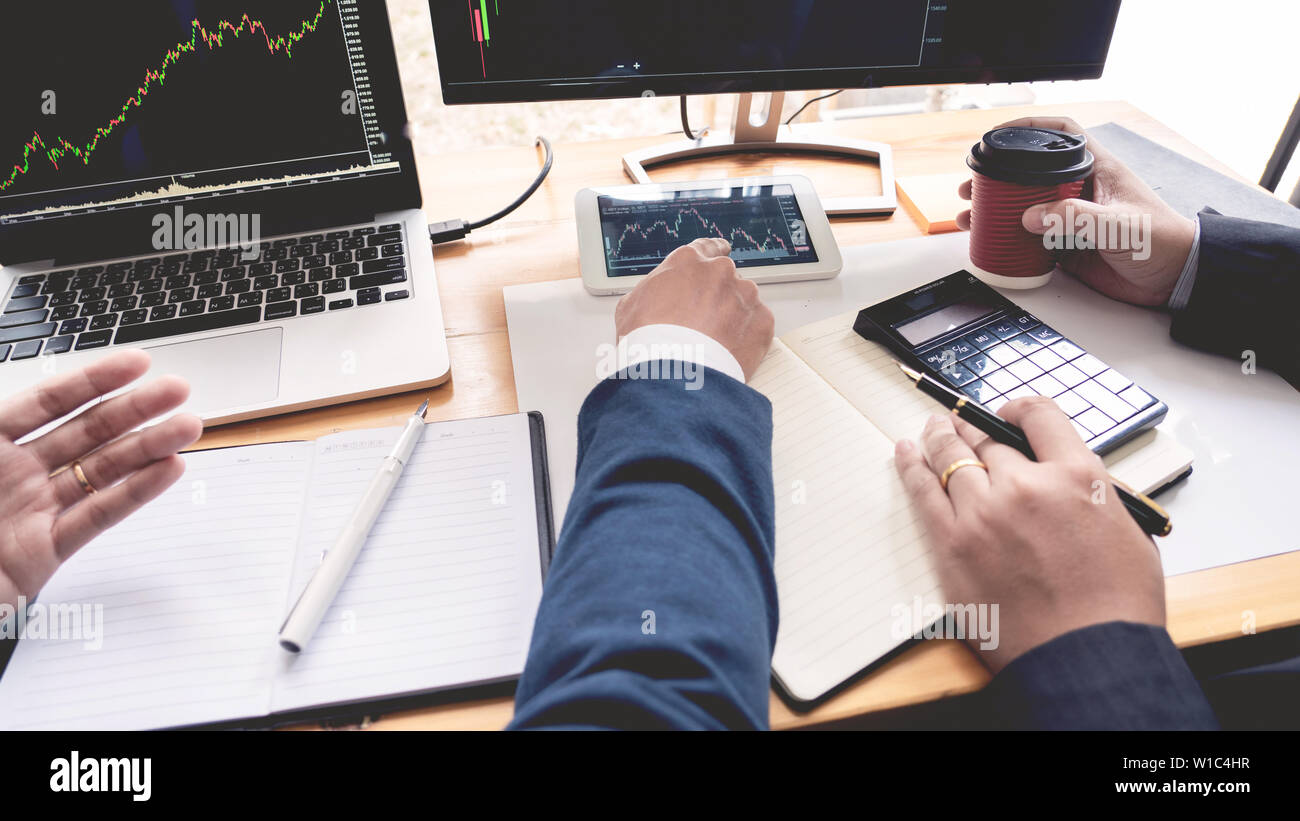 Business Team Investment Entrepreneur Trading discussing and analysis ...