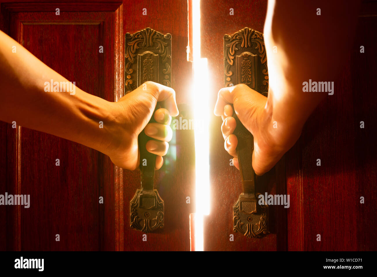Дверь открывается рукой. Рука открывает дверь. Рука приоткрывает дверь. Приоткрытая дверь. Рука на двери.