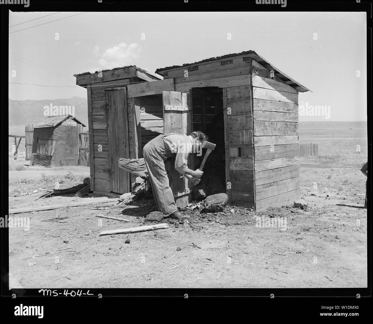 Geno Tarufelli, miner, breaks up coal for use in his stove. Calumet Fuel Company, Delcarbon #2 Mine, Delcarbon, Huerfano County, Colorado. Stock Photo