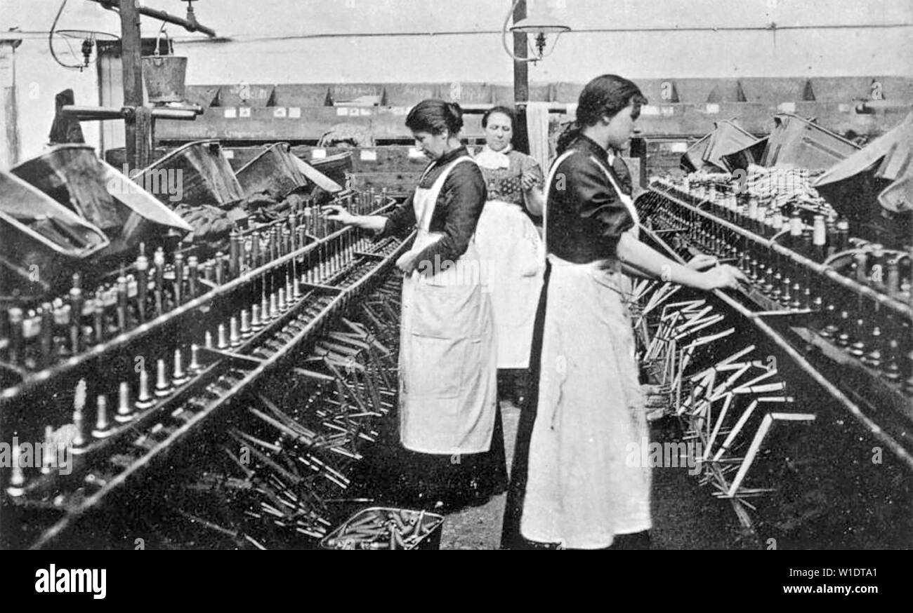 LANCASHIRE COTTON MILL with women winding bobbins about 1905 Stock Photo