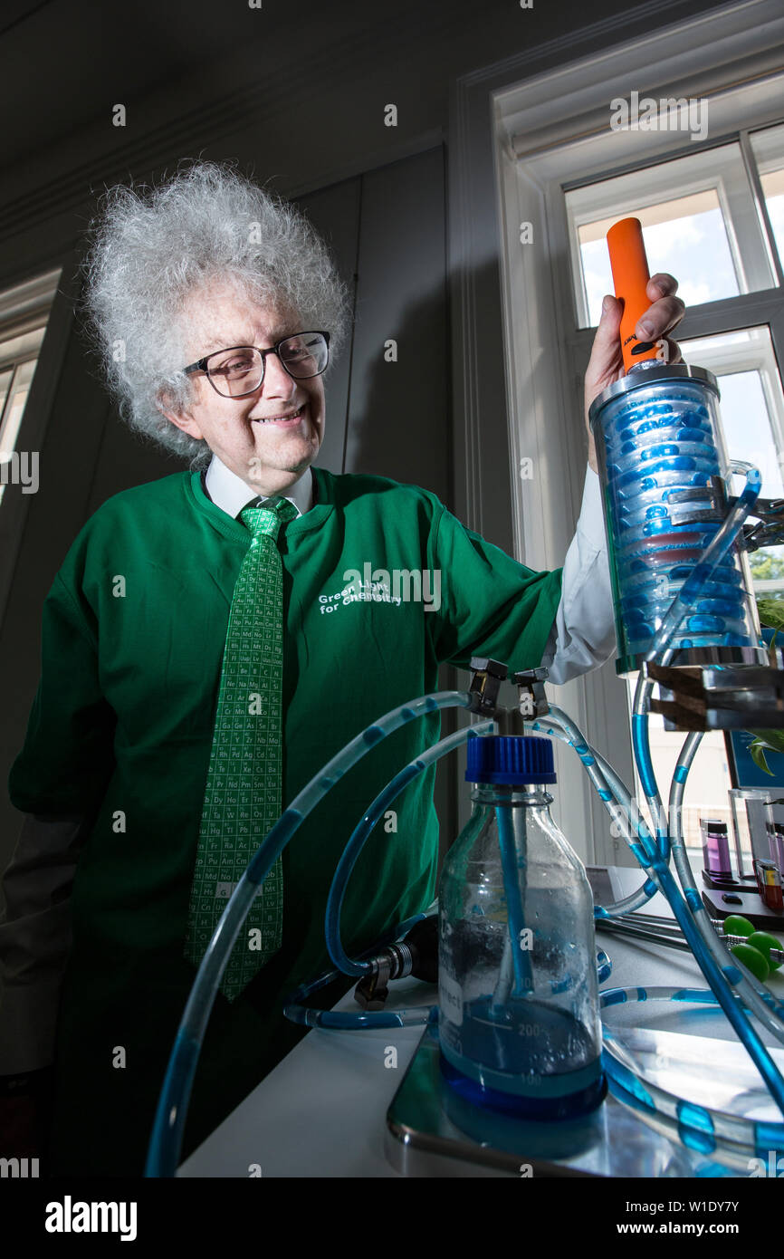 Royal Society Summer Science Exhibition. Prof Martyn Poliakoff with a simple photo-electro chemical reactor for making chemical reactions with light. Stock Photo