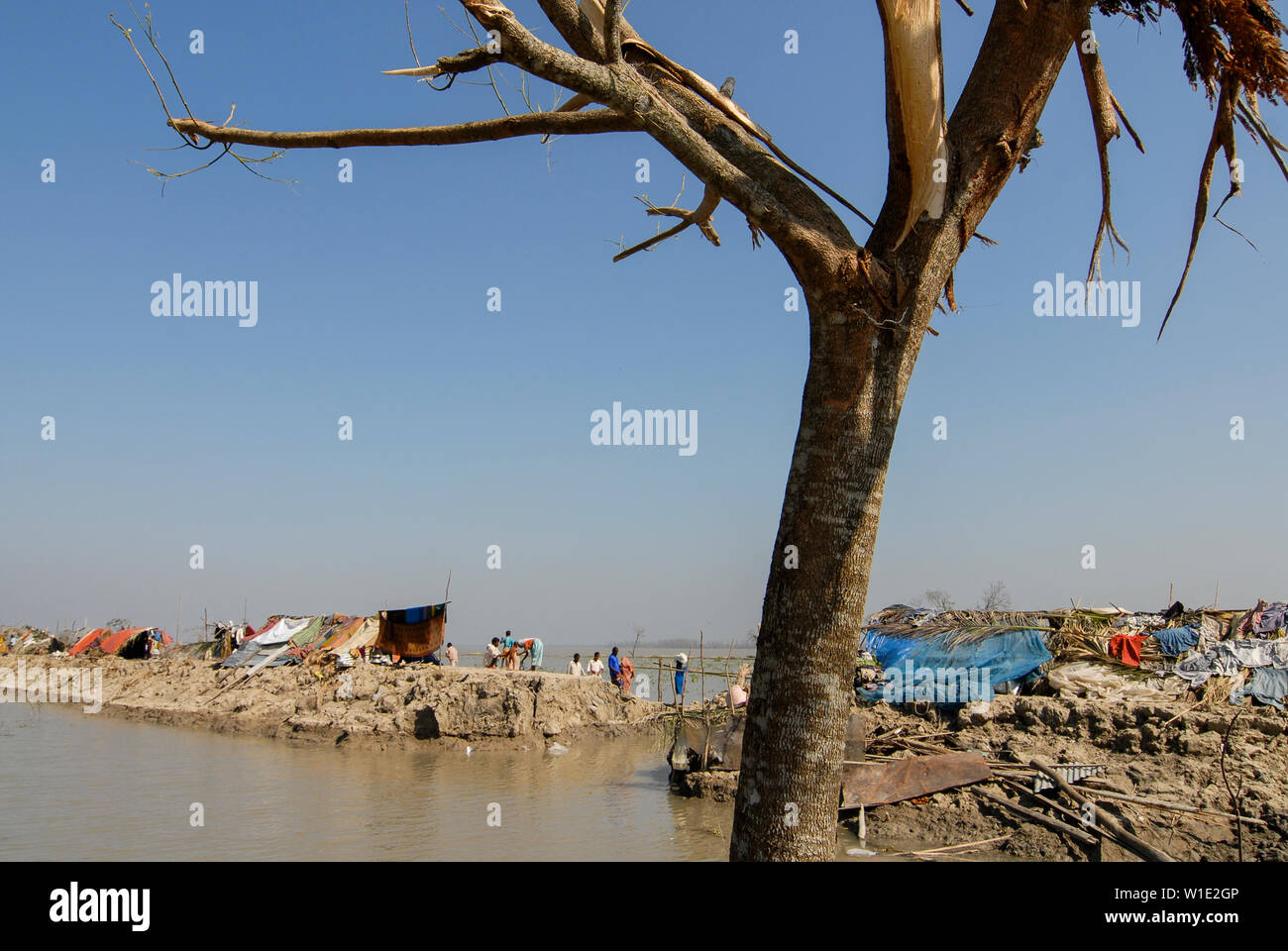 BANGLADESH, cyclone Sidr and high tide destroy villages in Southkhali in District Bagerhat / BANGLADESCH, der Wirbelsturm Zyklon Sidr und eine Sturmflut zerstoeren Doerfer im Kuestengebiet von Southkhali Stock Photo
