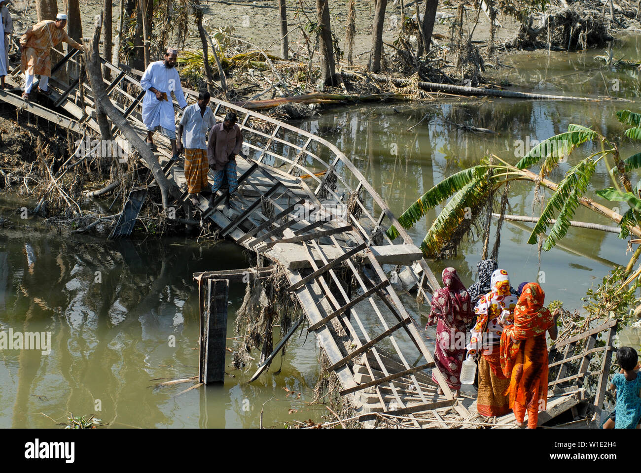 BANGLADESH, cyclone Sidr and high tide destroy villages in Southkhali in District Bagerhat, destroyed bridge in village / BANGLADESCH, der Wirbelsturm Zyklon Sidr und eine Sturmflut zerstoeren Doerfer im Kuestengebiet von Southkhali Stock Photo