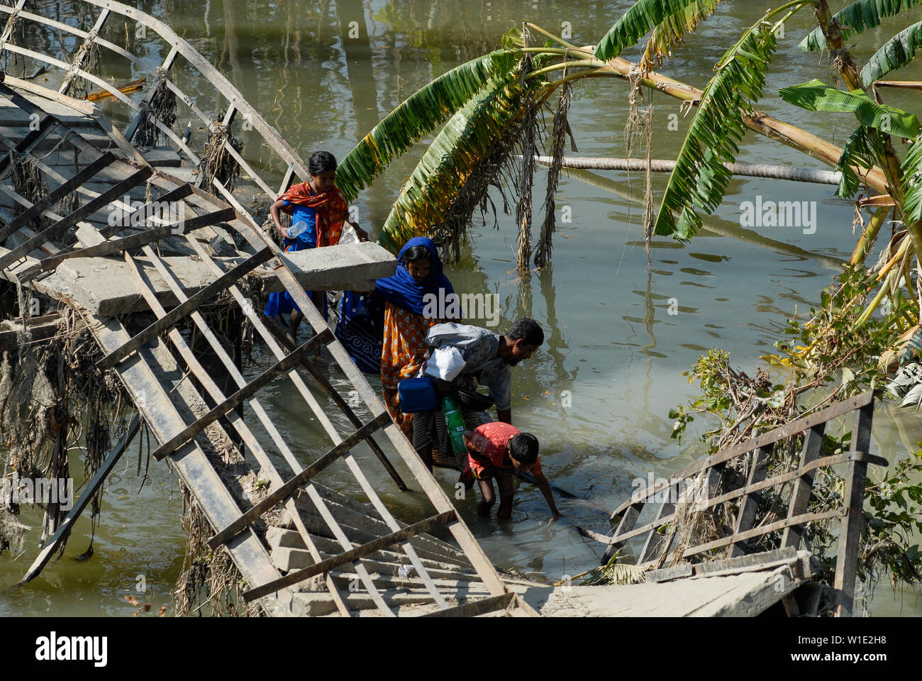 BANGLADESH, cyclone Sidr and high tide destroy villages in Southkhali in District Bagerhat, destroyed bridge in village / BANGLADESCH, der Wirbelsturm Zyklon Sidr und eine Sturmflut zerstoeren Doerfer im Kuestengebiet von Southkhali Stock Photo