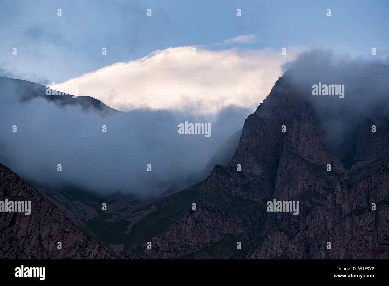 Foggy rocky mountains hi-res stock photography and images - Alamy