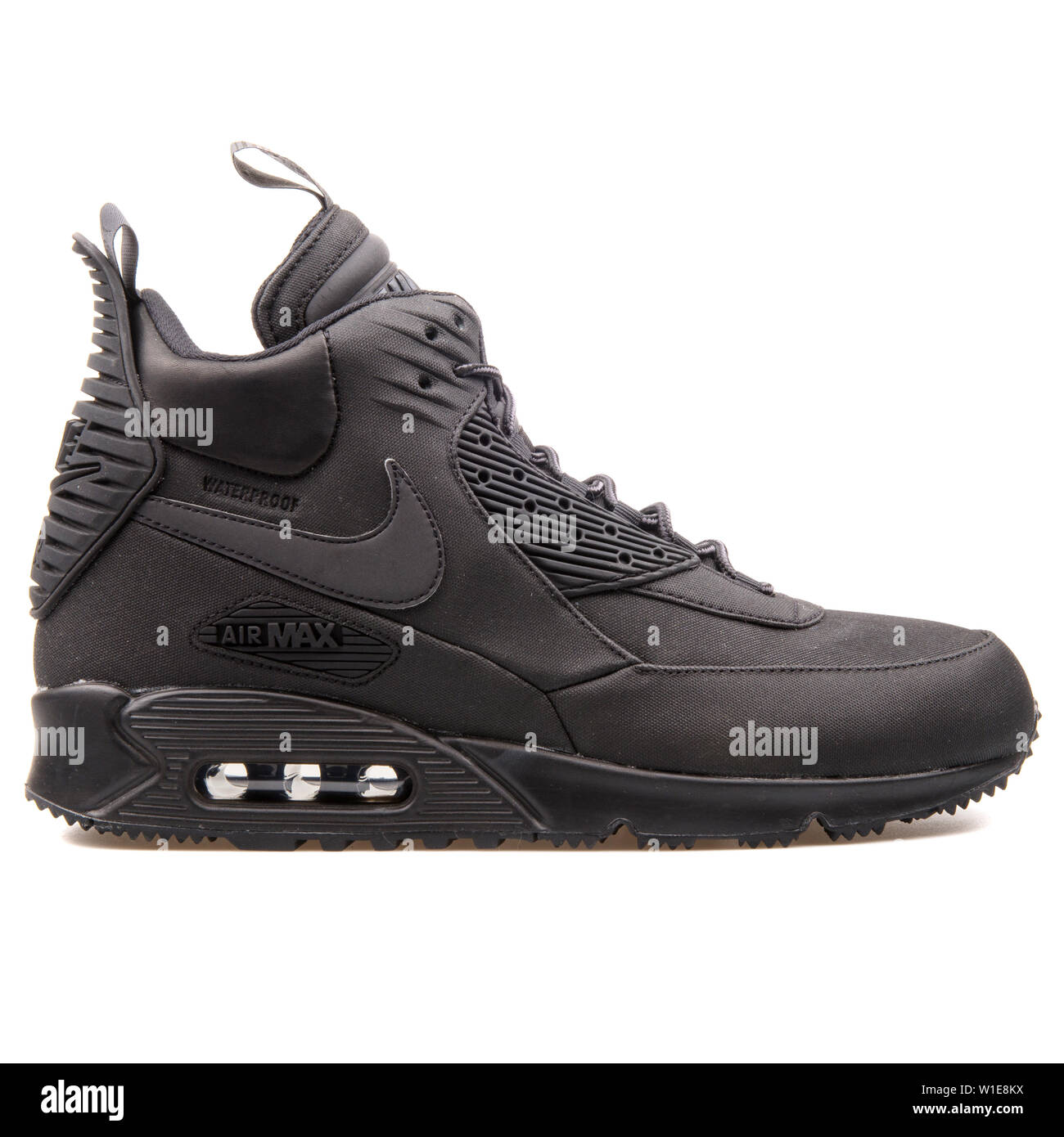 Assault Outlook hop VIENNA, AUSTRIA - AUGUST 25, 2017: Nike Air Max 90 Sneakerboot Winter black  sneaker on white background Stock Photo - Alamy
