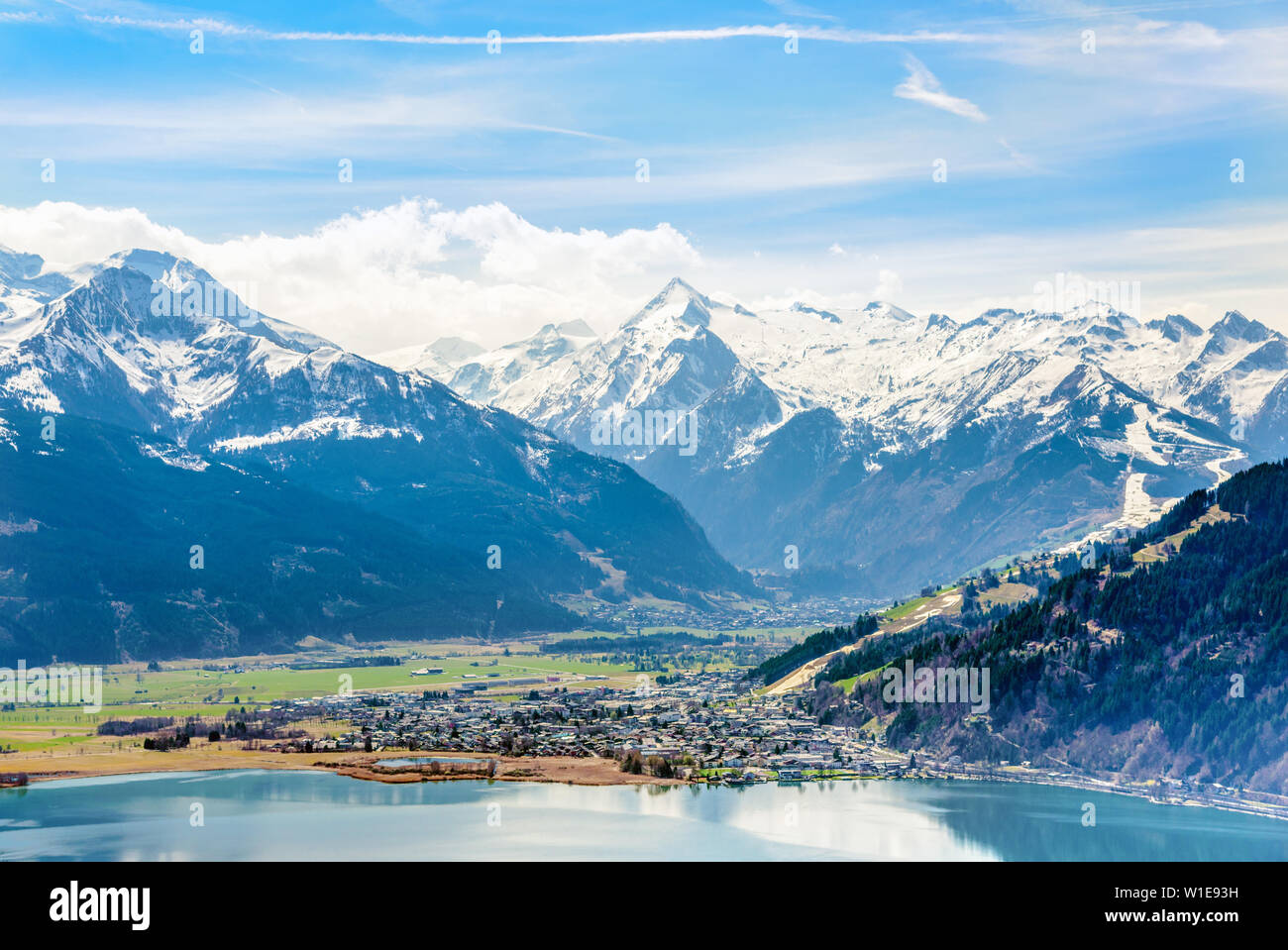Zell am See. Scenic idyllic view on Zellersee (Zeller) lake with alps, blue sky, Kitzsteinhorn. Zillertal, Salzburger Land nearby Tyrol, Tirol, Austri Stock Photo
