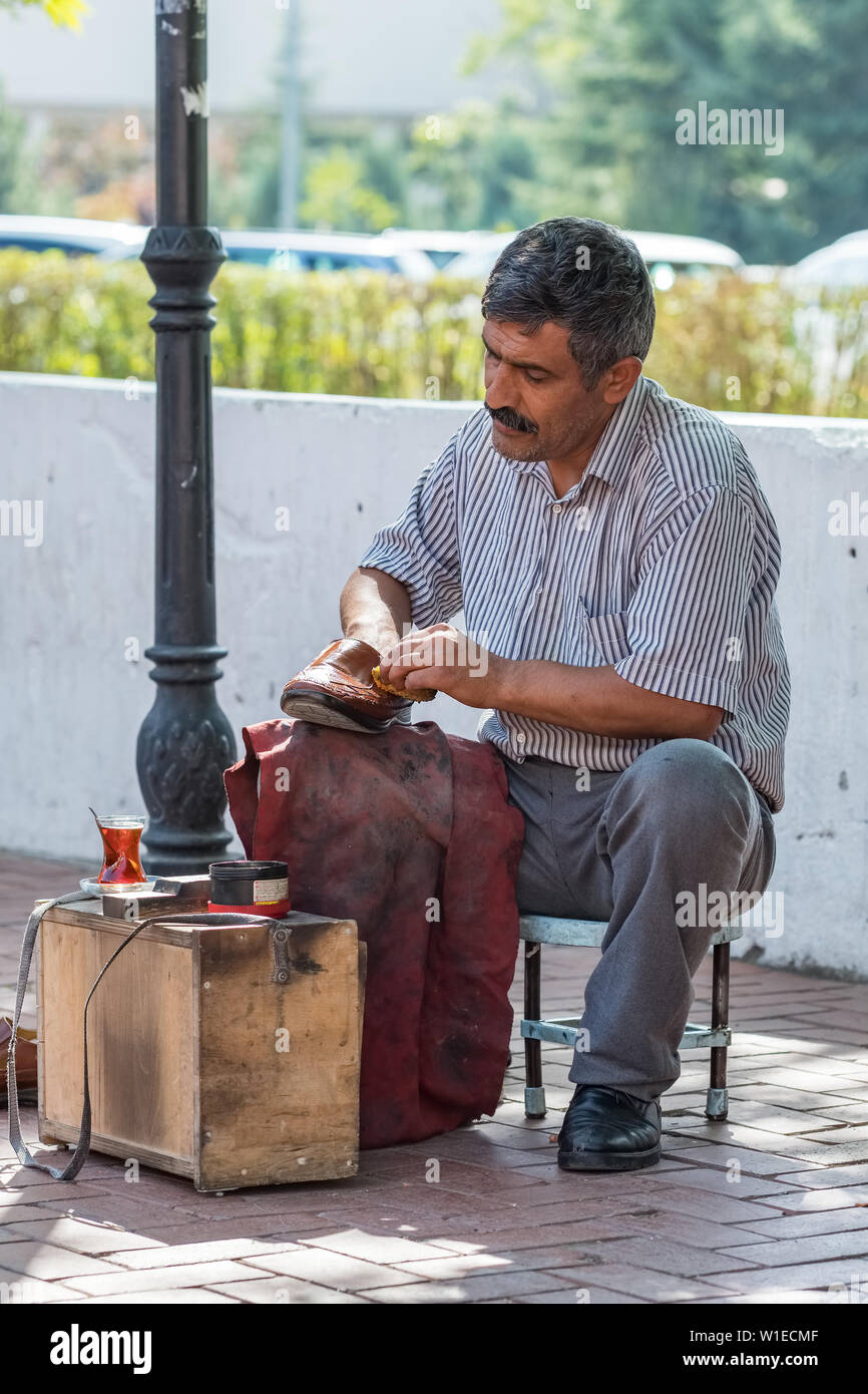 Unidentified turkish shoe shiner on the street of Ankara, Turkey Stock Photo