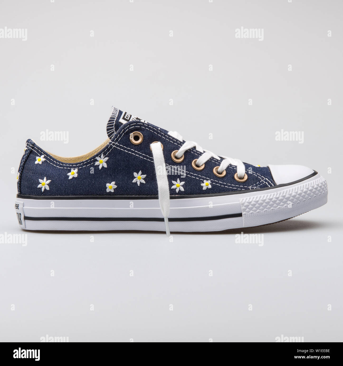 Pulido Galaxia moneda VIENNA, AUSTRIA - AUGUST 7, 2017: Converse Chuck Taylor All Star OX navy  blue with flowers sneaker on white background Stock Photo - Alamy