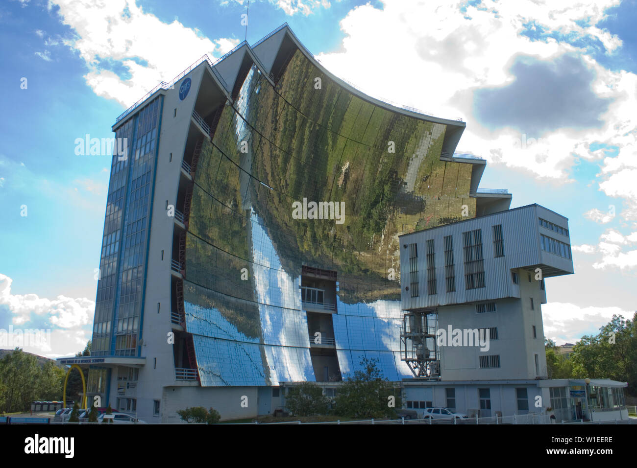 Solarschmelzofen in Odeillo, einer der größten Solarschmelzöfen der Welt (mit 1 MW thermischer Leistung und Temperaturen bis rund 3600 °C), zu Forschu Stock Photo