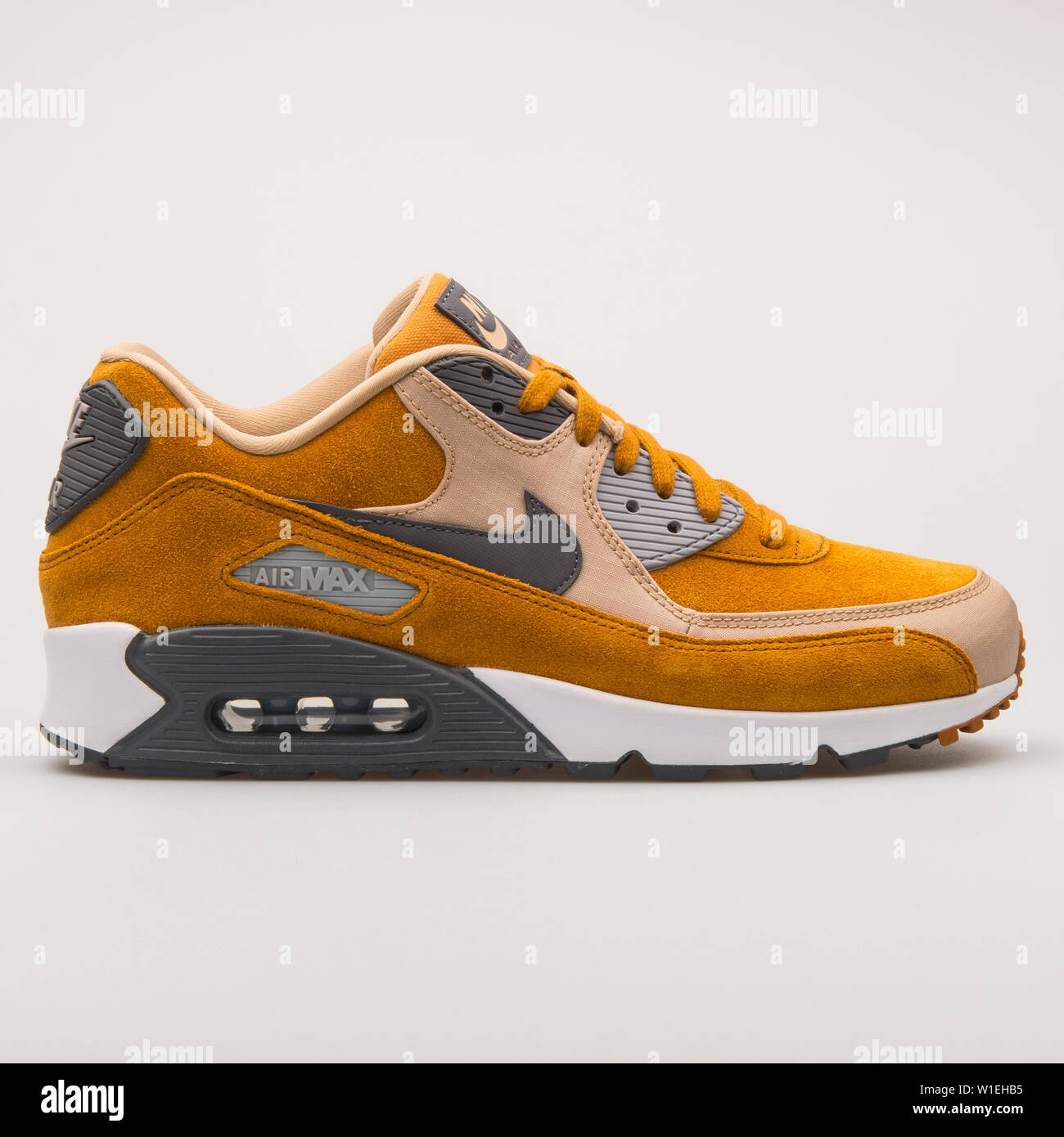 Nike air max trainers hi-res stock photography and images - Page 10 - Alamy