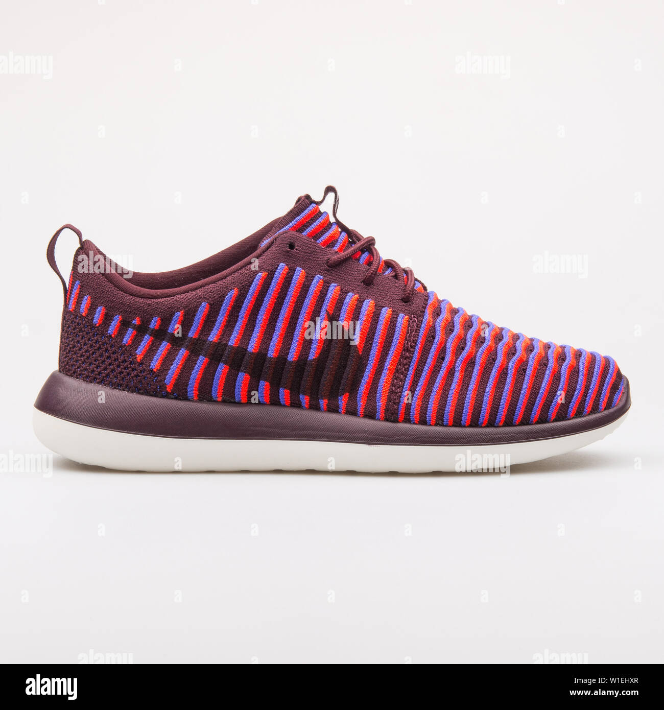 nike roshe burgundy and white