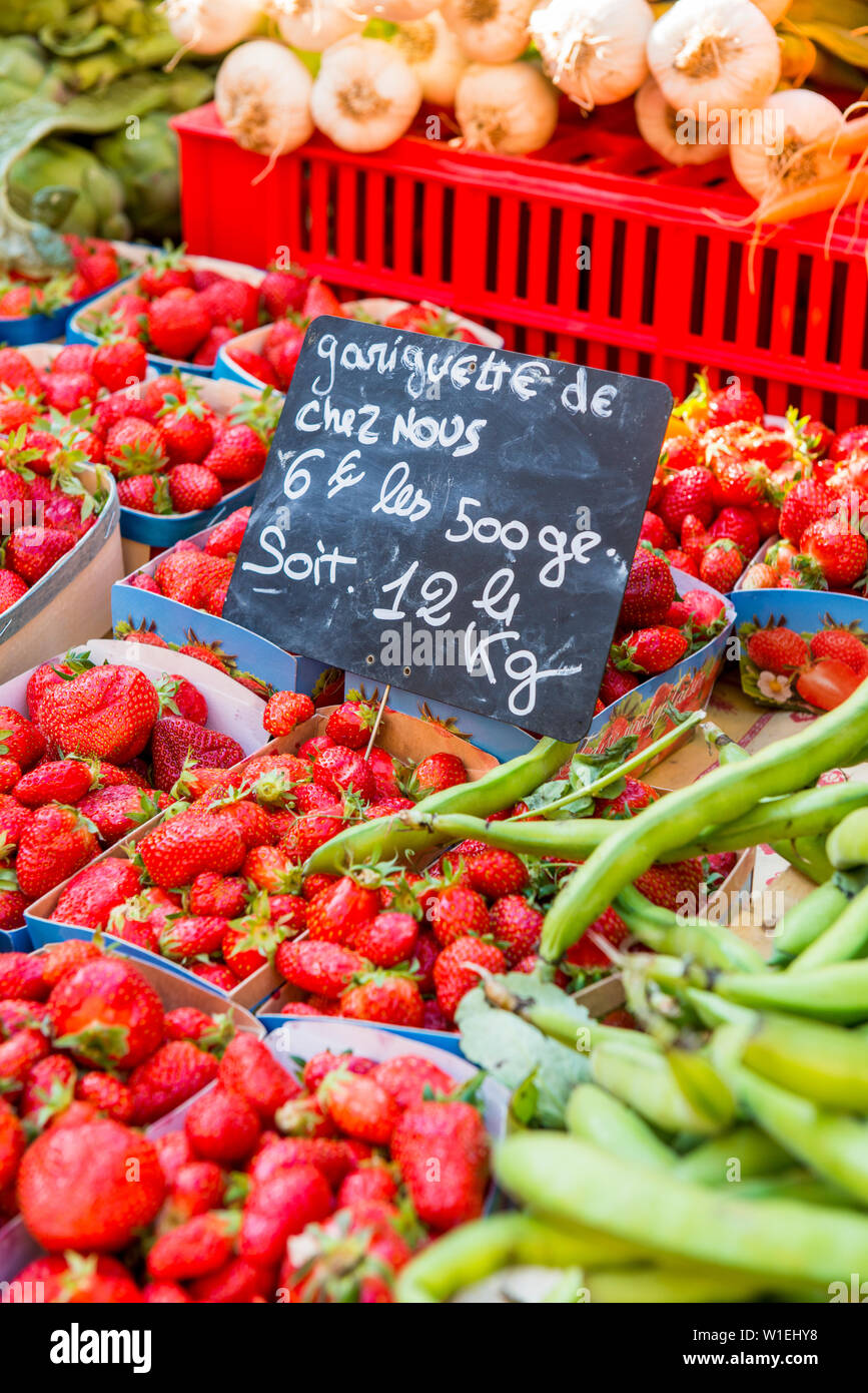 Fresh fruit, Aix en Provence, Bouches du Rhone, Provence, Provence-Alpes-Cote d'Azur, France, Europe Stock Photo