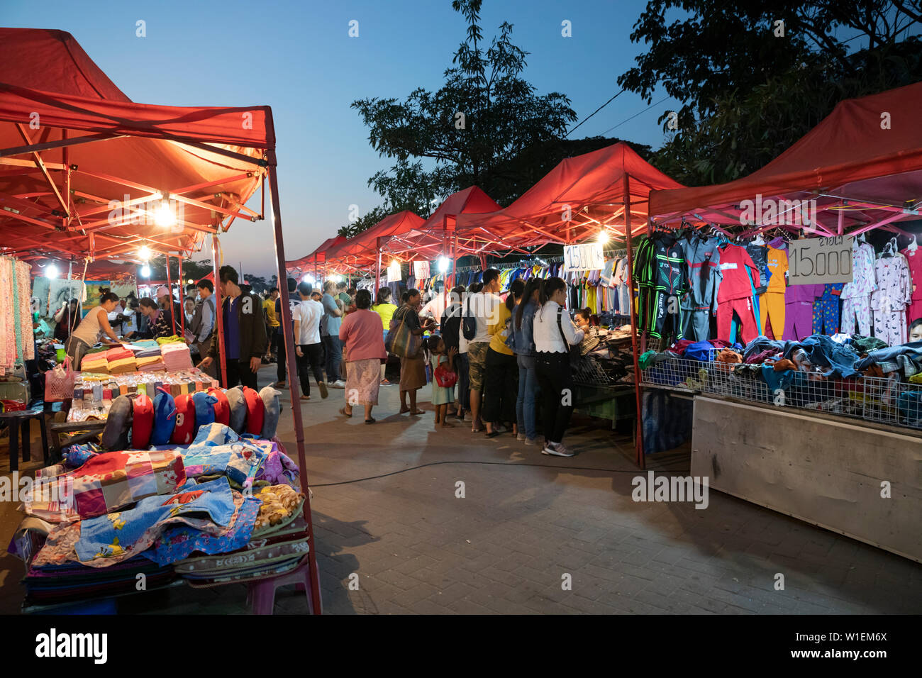 Night market at the Chao Anouvong Park on Th Fa Ngoum next to the Mekong river, Vientiane, Laos, Indochina, Southeast Asia, Asia Stock Photo