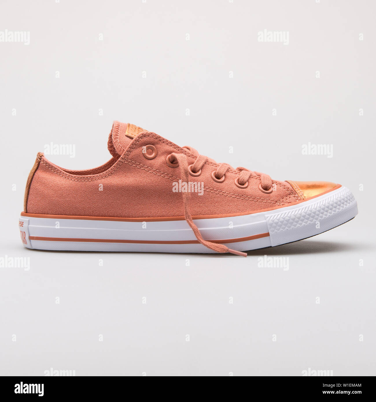 converse chuck taylor trainers in pink blush with metallic toe cap