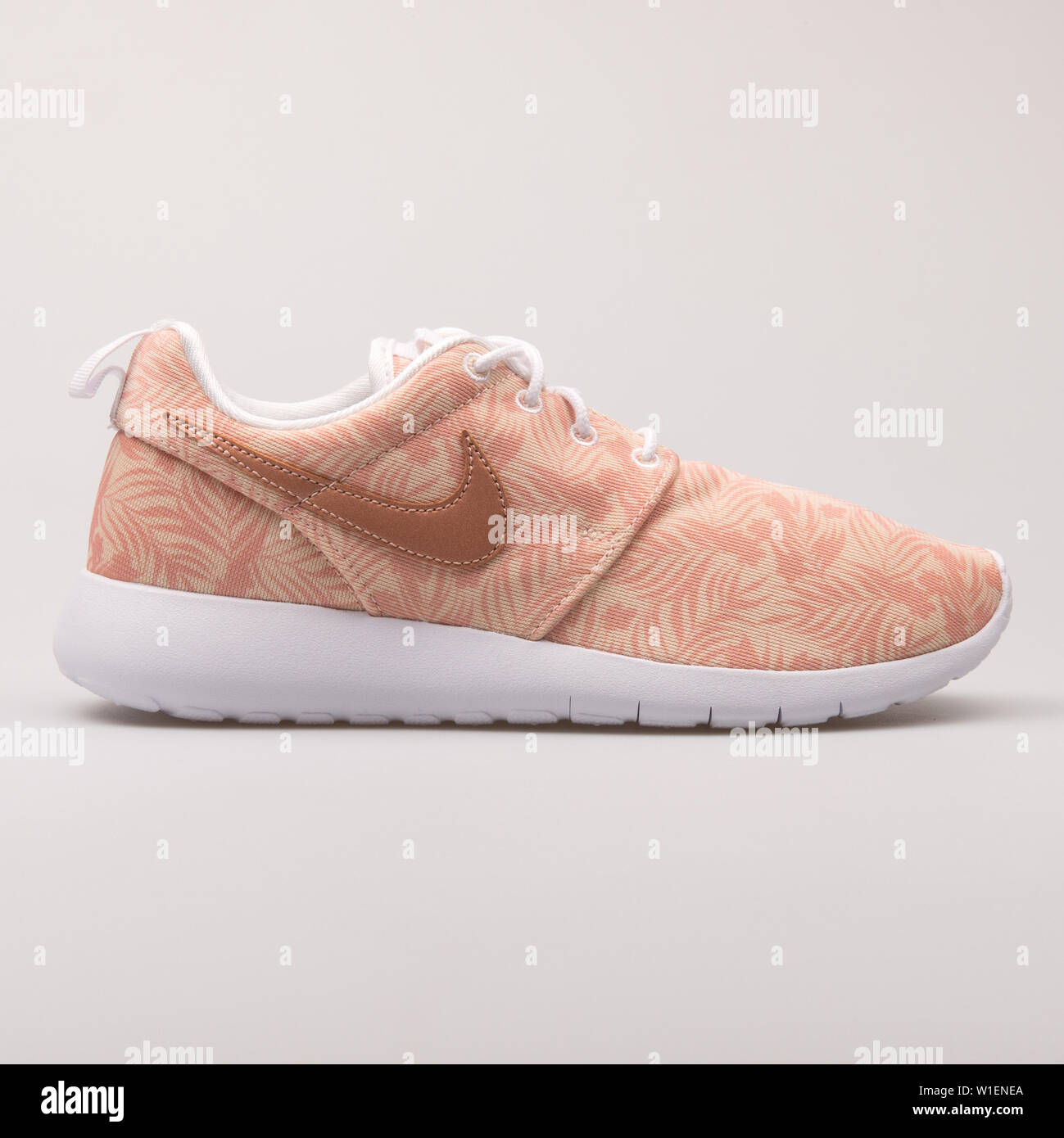 Pink nike workout top hi-res stock photography and images - Alamy