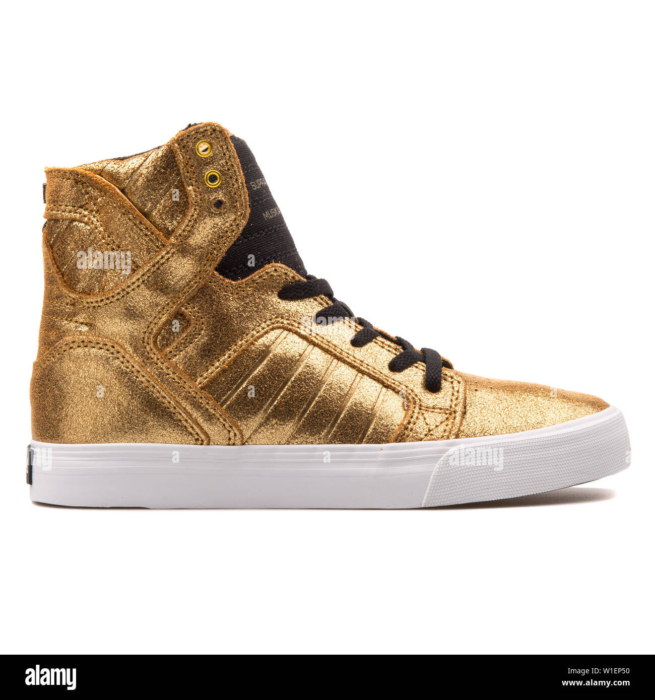 Enzovoorts doen alsof Medicinaal VIENNA, AUSTRIA - AUGUST 10, 2017: Supra Kids Skytop gold sneaker on white  background Stock Photo - Alamy