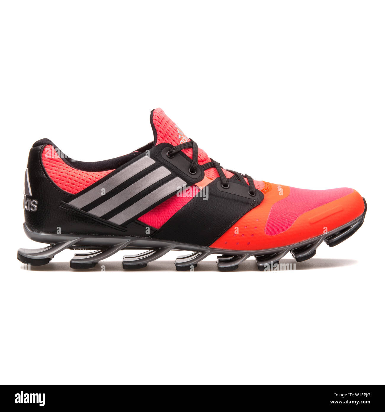 Tom Audreath Absoluto Sembrar VIENNA, AUSTRIA - AUGUST 10, 2017: Adidas Springblade Solyce red and black  sneaker on white background Stock Photo - Alamy