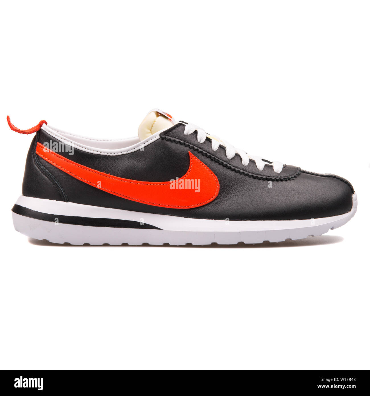 Black and white nike sneakers hi res stock photography and images Page 13 Alamy