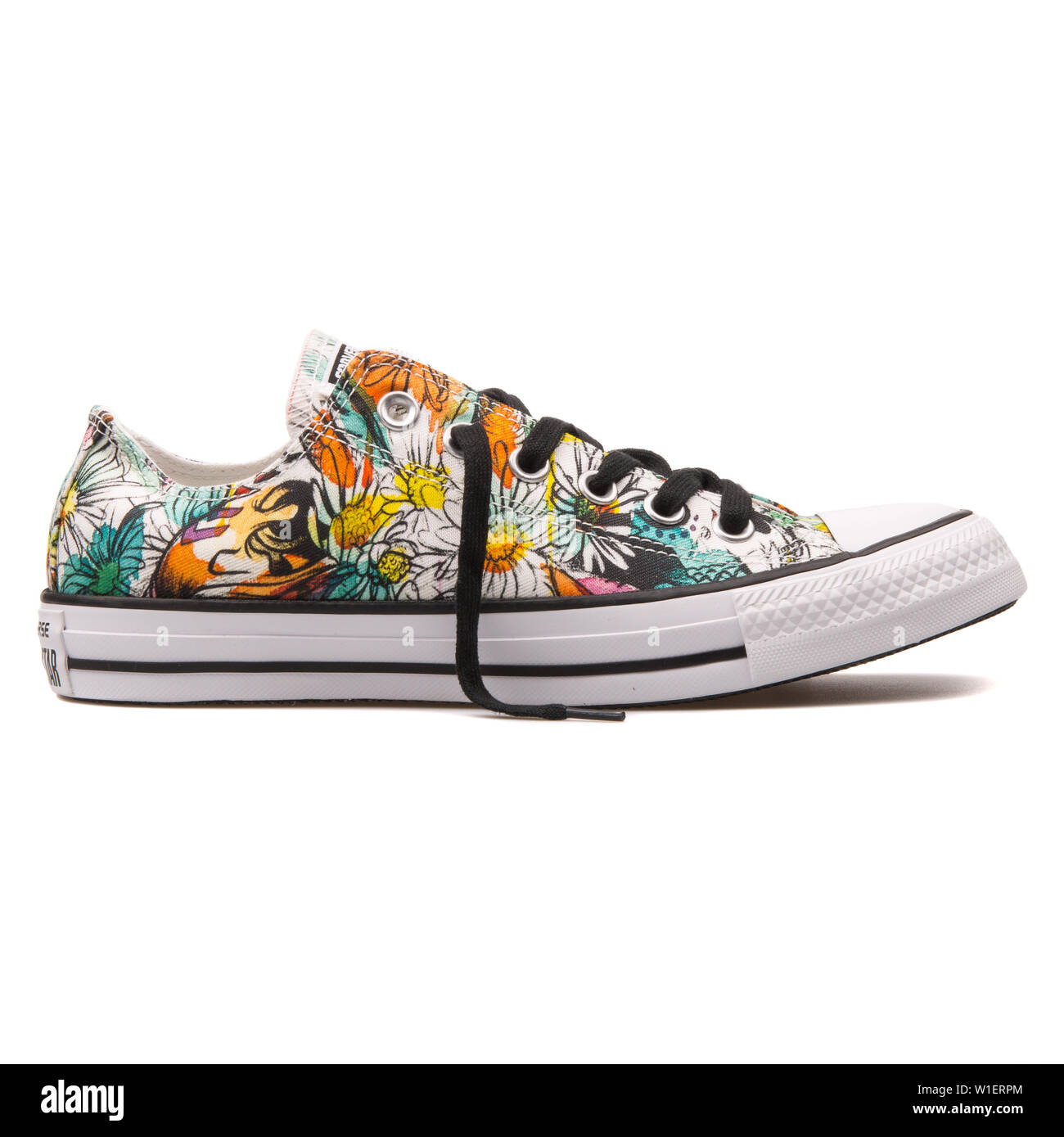 rivaal huiswerk ticket VIENNA, AUSTRIA - AUGUST 10, 2017: Converse Chuck Taylor All Star OX floral  print sneaker on white background Stock Photo - Alamy