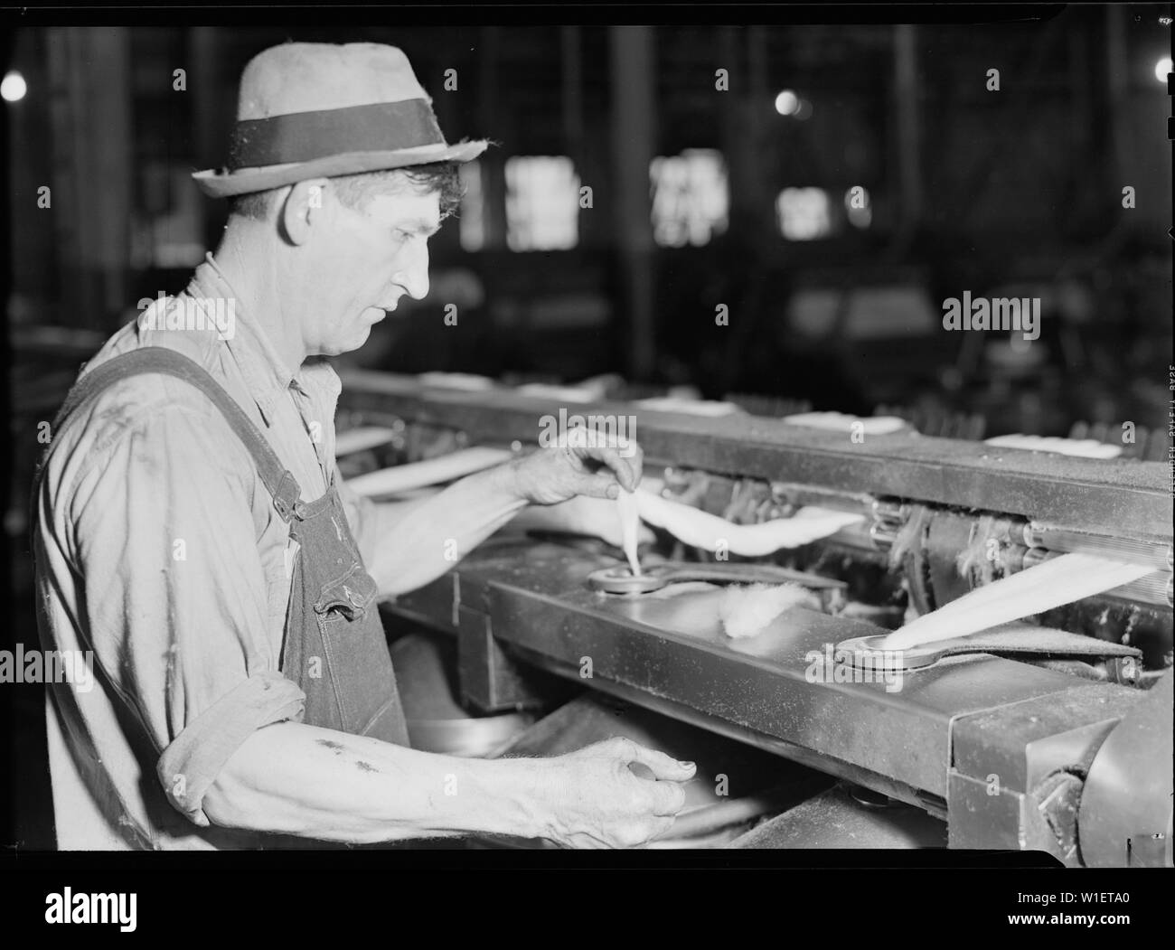 High Point, North Carolina - Textiles. Pickett Yarn Mill. Drawing hand - front view - semi-skilled - man in normal position at machine Stock Photo